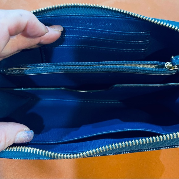 Michael Kors Zip around strikingly Beautiful Blue Wallet - Picture 9 of 11